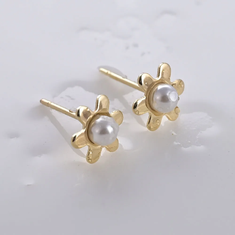 Daisy Pearl Stud Earrings