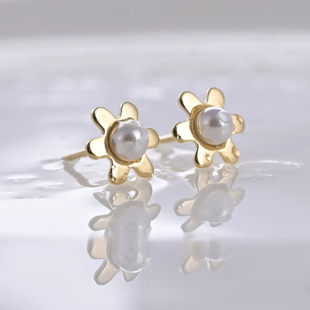 Daisy Pearl Stud Earrings