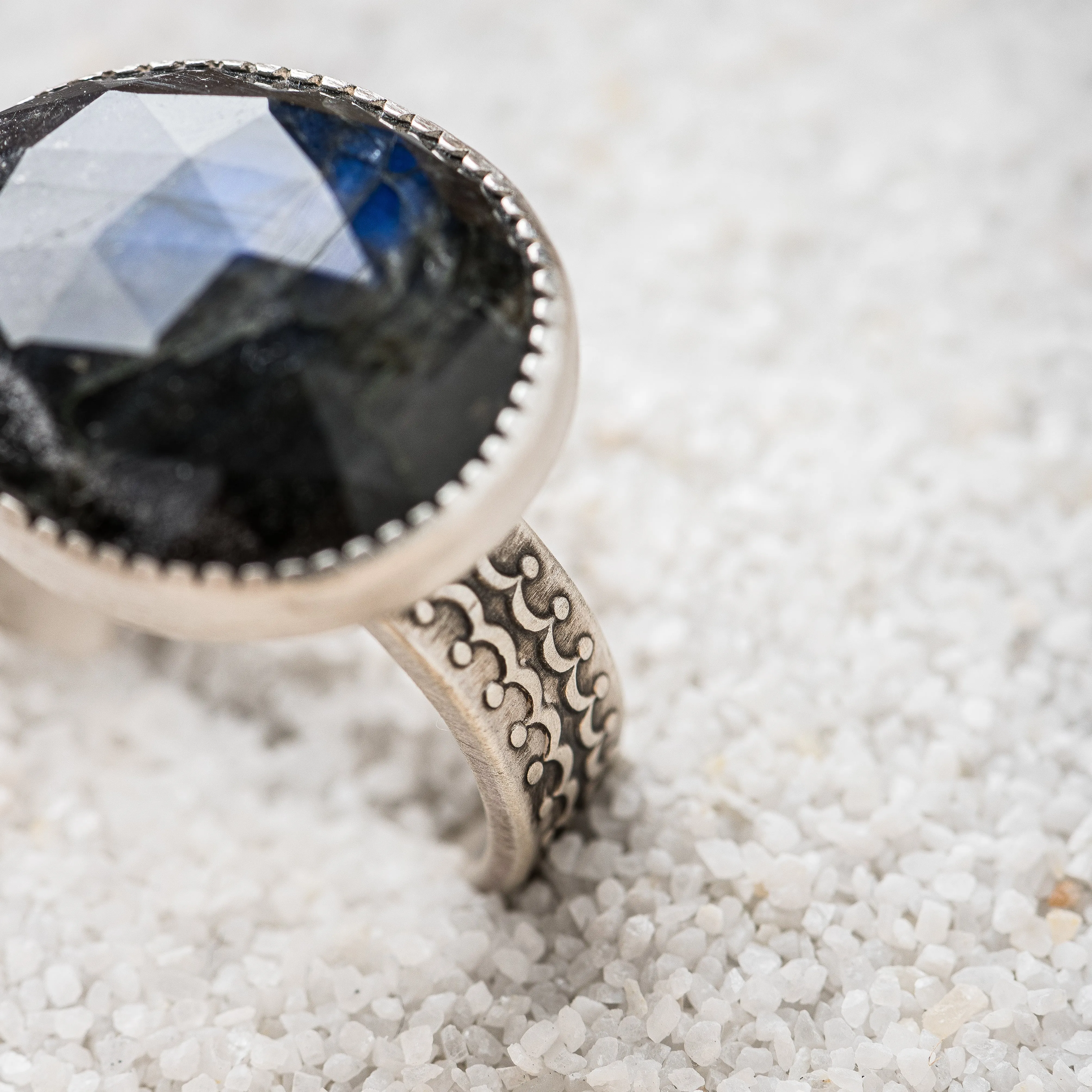 Deep Blue Labradorite East-West Ring on Scallop Pattern Band