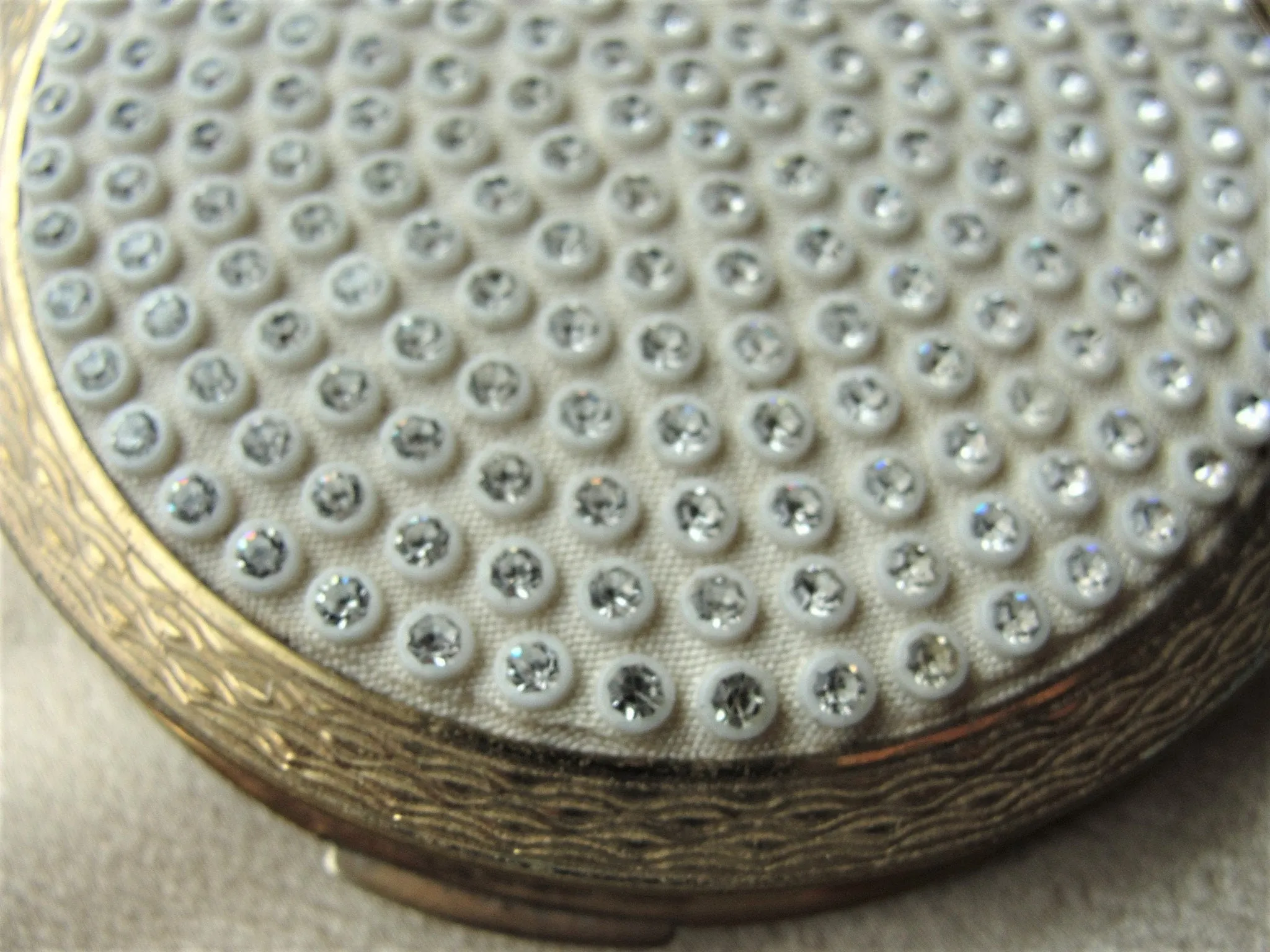 GORGEOUS Vintage Stratton Powder Compact,Swarovski Rhinestones Lid,Purse Compact,Elegant Design, Vintage Powder Compact,Collectible Compacts