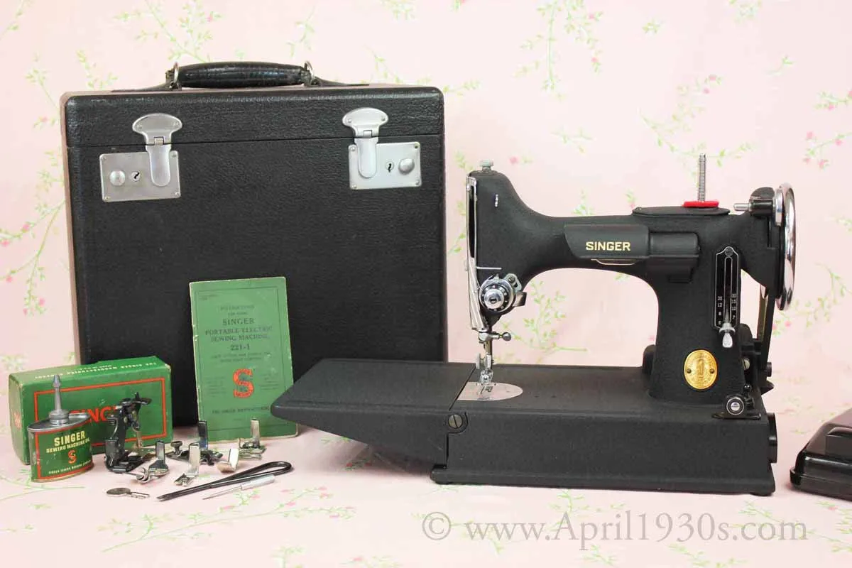 Singer Featherweight 221 Sewing Machine, WRINKLE AF589***